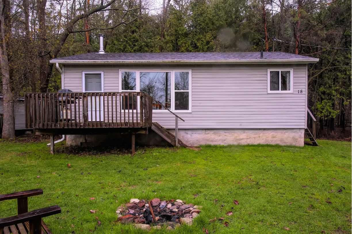 Pigeon-Lake-Resort-Cottage-eighteen-exterior